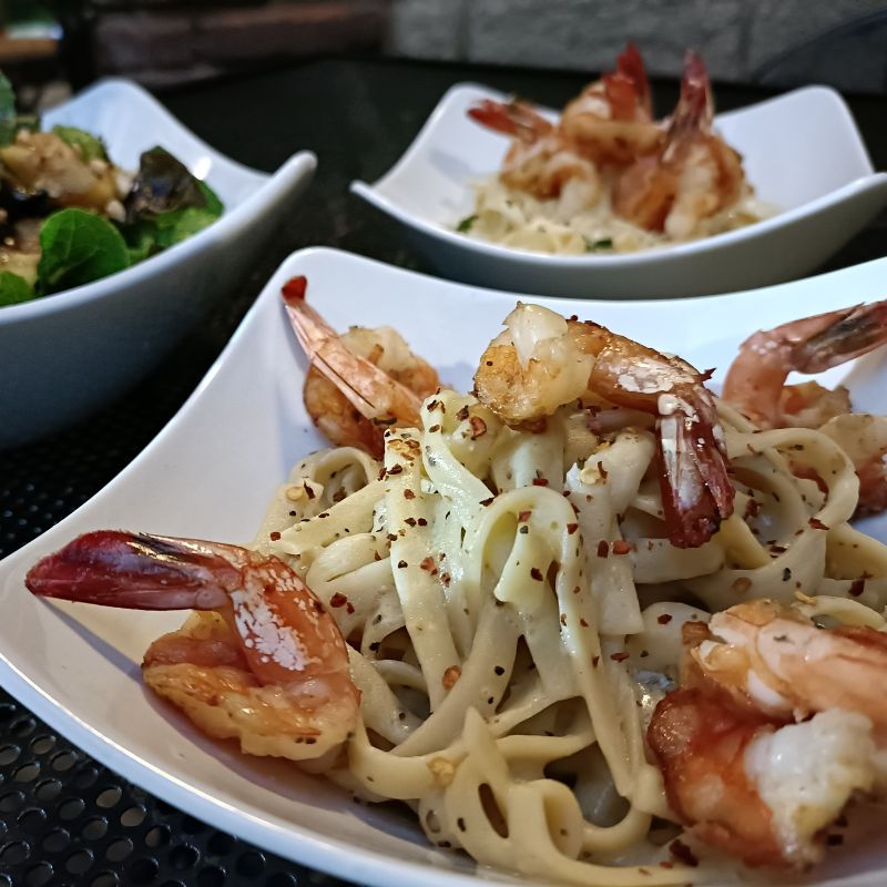 Pasta con camarón y tocino
